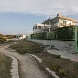 Costeggiamo poi alcune �fortunate� ville...